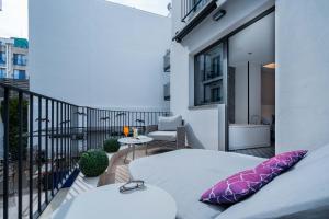 - Balcón con cama, mesa y silla en Neptuno Hotel & SPA 4 Sup, en Calella