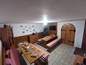 Reštaurácia alebo iné gastronomické zariadenie v ubytovaní Ubytování v soukromí u Jarušky na Moravě