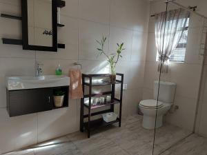 A bathroom at Villa Mariss Guesthouse