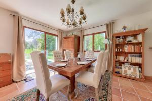 a dining room with a table and chairs at Carnac - 7 Voyageurs - 100 % Nature in Crach