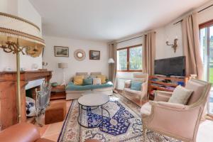 a living room with a fireplace and a tv at Carnac - 7 Voyageurs - 100 % Nature in Crach