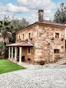une ancienne maison en pierre sur une rue pavée dans l'établissement 3 bedrooms villa with private pool enclosed garden and wifi at Caminha, à Caminha