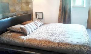 - un lit avec des oreillers dans une chambre dans l'établissement 3 bedrooms villa with private pool enclosed garden and wifi at Caminha, à Caminha