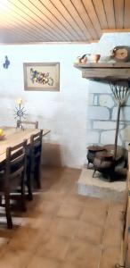 - une salle à manger avec une table, une table et des chaises dans l'établissement 3 bedrooms villa with private pool enclosed garden and wifi at Caminha, à Caminha