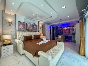 乔木提恩海滩VIEW TALAY VILLAs POOL 67, JOMTIEN BEACH, PATTAYA的带一张大床和一张沙发的卧室