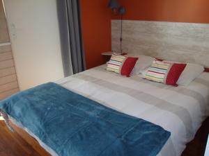 ブルティニョール・シュル・メールにあるAir Marin linge fourni JARDIN wifiのベッド1台(枕2つ付)