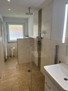 La salle de bains est pourvue d'une douche et d'un lavabo. dans l'établissement Ferienhof Rohrbachhof, à Schiltach