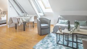ein Wohnzimmer mit einem Tisch, Stühlen und einem Sofa in der Unterkunft Preize Serenity Loft - Hypercentre - 2 pers. in Troyes