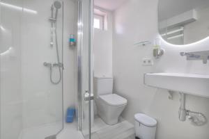Un baño con ducha, inodoro y lavabo. en Apartamentos Haranas II & Parking, en Córdoba
