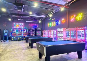 マラッカにあるBali Residence I Luxury 2BR I 6-10pax I Jonker St I Water Park I City Centre by Jay Stayのスロットマシンのある部屋に並んだ卓球台 +141枚の写真