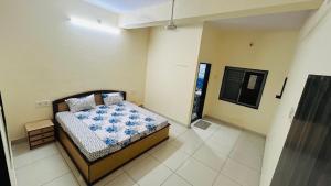 Voodi või voodid majutusasutuse Shiddharth bhavan family room toas