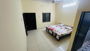Voodi või voodid majutusasutuse Shiddharth bhavan family room toas