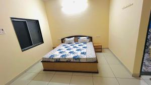 Voodi või voodid majutusasutuse Shiddharth bhavan family room toas