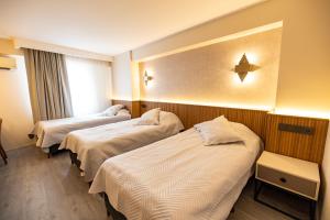 Postel nebo postele na pokoji v ubytování Aktas Hotel