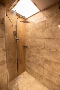 y baño con ducha y puerta de cristal. en Aktas Hotel, en Mersin