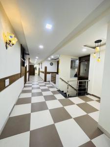 um corredor de um hospital com um piso xadrez em Hotel Wood Lark Zirakpur Chandigarh- A unit of Sidham Group of Hotels em Chandīgarh