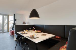 urlaubsART - Ostsee - Urlaub in Kappelns "Schleibrücke" في كابلن: غرفة طعام مع طاولة عليها طعام