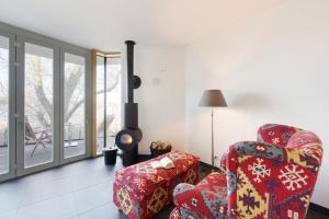 ein Wohnzimmer mit einem Stuhl und einem Kamin in der Unterkunft urlaubsART - Ostsee - Urlaub in Kappelns "Schleibrücke" in Kappeln