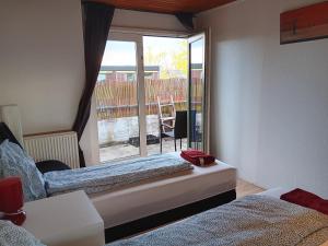 1 dormitorio con 2 camas y ventana grande en Room near Copenhagen, en Ishøj