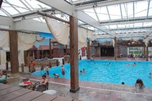 een groot zwembad met veel mensen erin bij Chalet Europarcs Zuiderzee in Biddinghuizen