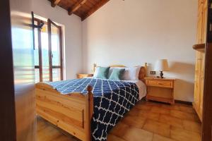 um quarto com uma cama e uma janela em Valle Intelvi - Como Lake em San Fedele Intelvi