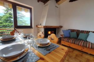 uma sala de jantar com uma mesa e um sofá em Valle Intelvi - Como Lake em San Fedele Intelvi
