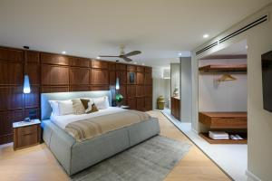 sypialnia z dużym łóżkiem i telewizorem w obiekcie Leonardo Plaza Hotel Tiberias w mieście Tyberiada