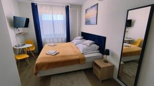 Łóżko lub łóżka w pokoju w obiekcie La Mer Pokoje i Apartamenty