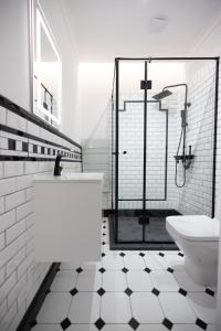 ein weißes Badezimmer mit Dusche und Toilette in der Unterkunft Opera Hotel in Timişoara + 49 Fotos