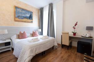 een hotelkamer met 2 bedden en een bureau bij Soggiorno La Coccinella in Florence