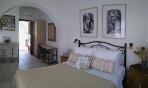 1 dormitorio con 1 cama grande y 1 mesa en Peaceful, panoramic seaview retreat, en Moutsoúna