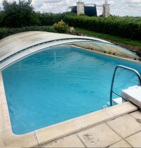 une grande piscine entourée d'une courbe dans l'établissement Villa de 2 chambres avec piscine privee jardin clos et wifi a Larroque Saint Sernin, à Larroque-Saint-Sernin