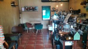 Ο χώρος του lounge ή του μπαρ στο 385 Lake +16 φωτογραφίες