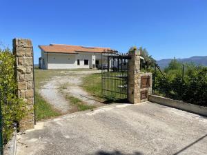 ein Tor vor einem Haus mit Auffahrt in der Unterkunft B&B Vignicella in Castelbuono