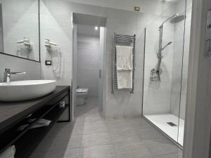 biała łazienka z umywalką i prysznicem w obiekcie Hotel Tonic w mieście Palermo