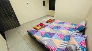 Voodi või voodid majutusasutuse Shiddharth bhavan family room toas