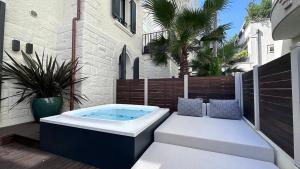 eine Badewanne auf einer Terrasse neben einem Gebäude in der Unterkunft Hotel Maestrale in Riccione