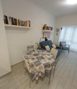 ein Wohnzimmer mit einem Tisch und einem blauen Sofa in der Unterkunft Las Canteras, your beach home in Las Palmas de Gran Canaria