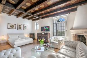 マルチェージネにあるVilla Schlosser Lake Front & Private Poolのリビングルーム(白い家具、暖炉付) +38枚の写真