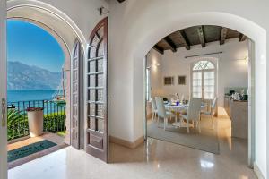 マルチェージネにあるVilla Schlosser Lake Front & Private Poolのダイニングルーム(テーブル付)が備わり、海の景色を望めます。