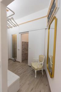 フィレンツェにあるソジョルノ ラ コシネラの椅子と鏡付きの部屋