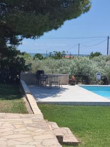eine Terrasse mit einem Tisch und Stühlen neben einem Pool in der Unterkunft Nina´s Paradise in L'Ampolla