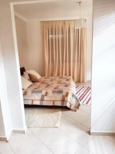 Schlafzimmer mit einem Bett und einem Fenster in der Unterkunft 3 bedrooms villa with private pool enclosed garden and wifi at Marrakech in Aït Ali