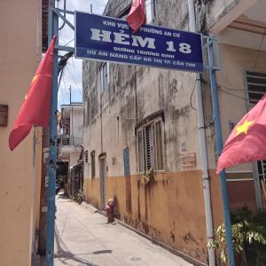 een bord op een gebouw op een straat bij Dorm Can Tho in Can Tho