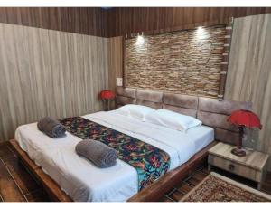 Posteľ alebo postele v izbe v ubytovaní Palla's Inn & Suites-RESORTS, Srinagar