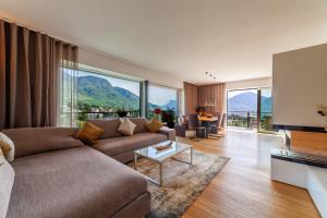 een woonkamer met een bank en een tafel bij Levita Living Anima in Merano