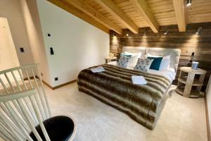 ein Schlafzimmer mit einem großen Bett und einer Holzwand in der Unterkunft 4 Bedroom Penthouse Apt Flims Waldhaus with Spa in Flims