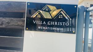 ein Schild für eine Villa Christophe auf einem Haus in der Unterkunft Villa Christo in Psematismenos