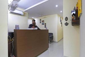 Un uomo che parla al telefono alla reception. di Hotel Mannat at Paschim Vihar a Nuova Delhi