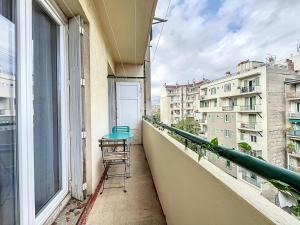 balkon z 2 krzesłami i stołem na nim w obiekcie Appartement Palais Longchamp - Central & Spacieux - Les Frères de la Loc' w Marsylii